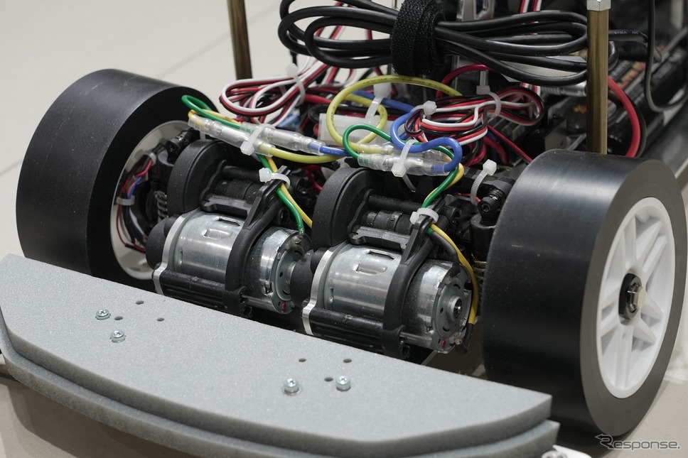 4つのモーターで4輪を個別に制御するメカニズムを採用《写真提供 日産自動車》