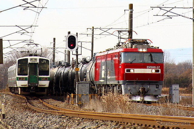運行を見合わせている東北本線の貨物列車（右）。《写真撮影 大野雅人（GazinAirlines）》