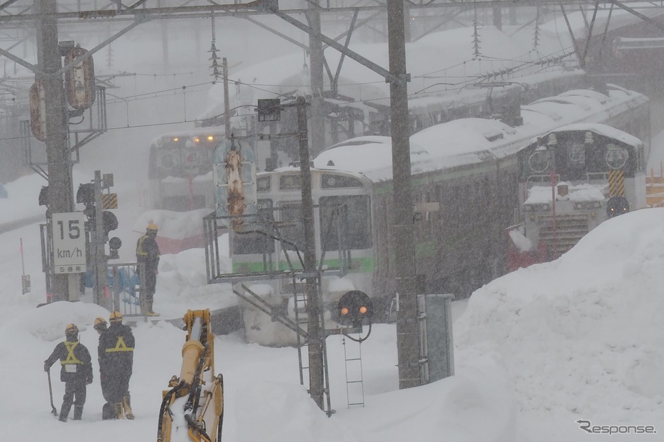 人力とモロの併用で除排雪作業が進められていた函館本線小樽駅構内。2022年2月22日。《写真撮影 佐藤正樹》