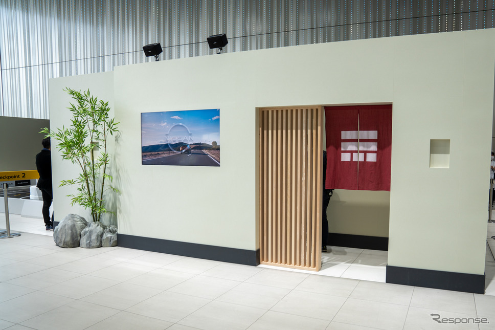 日産グローバル本社ギャラリーに、ラーメン屋さんの入口が?《写真撮影 関口敬文》