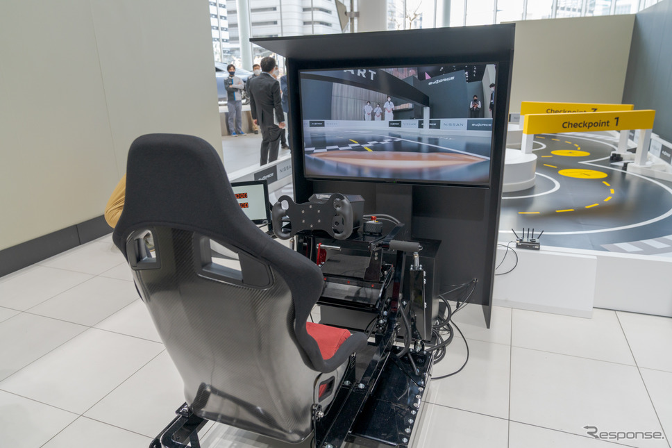 ラジコンだが操作はプロポではなく、ドライビングシミュレーターのような筐体に座って運転する。《写真撮影 関口敬文》