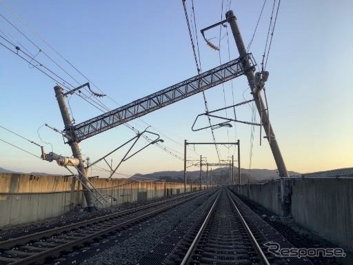 地震で電柱が傾いた東北新幹線《写真提供 JR東日本》