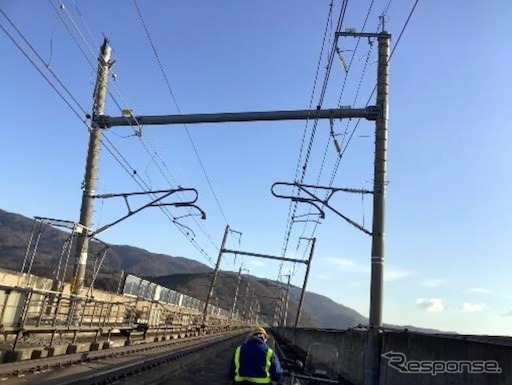 地震で電柱が圧壊した東北新幹線《写真提供 JR東日本》