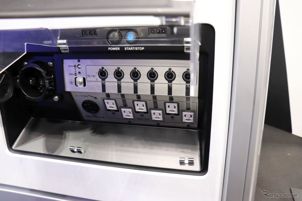 可搬式FC電源の出力インターフェイス。CHAdeMOとAC100Vが6口ある(スマートエネルギーWeek春2022)≪撮影 中尾真二≫