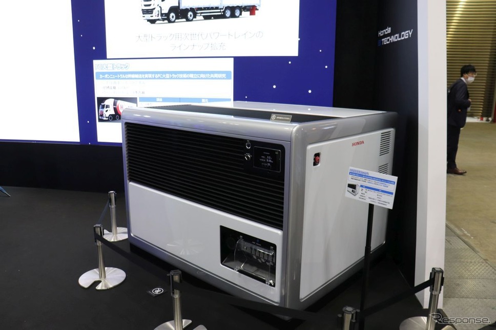可搬式FC電源。水素タンク内蔵なのでこれだけで発電可能(スマートエネルギーWeek春2022)≪撮影 中尾真二≫