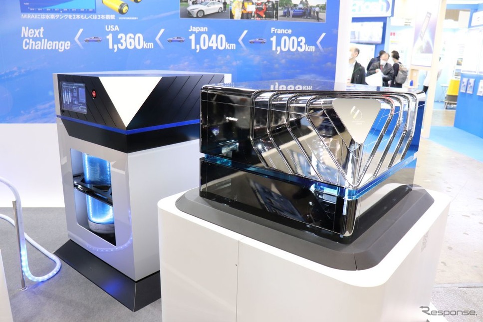 奥にミライの水素タンクを利用した水素貯蔵モジュールが見える（水素・燃料電池展2022）《写真撮影 中尾真二》