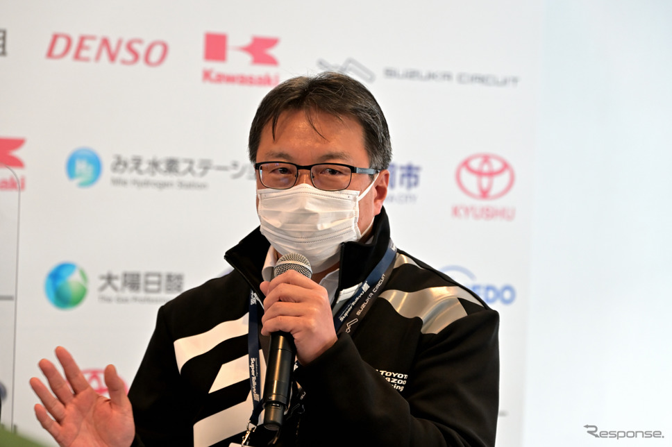 ラウンドテーブル《写真撮影 雪岡直樹》