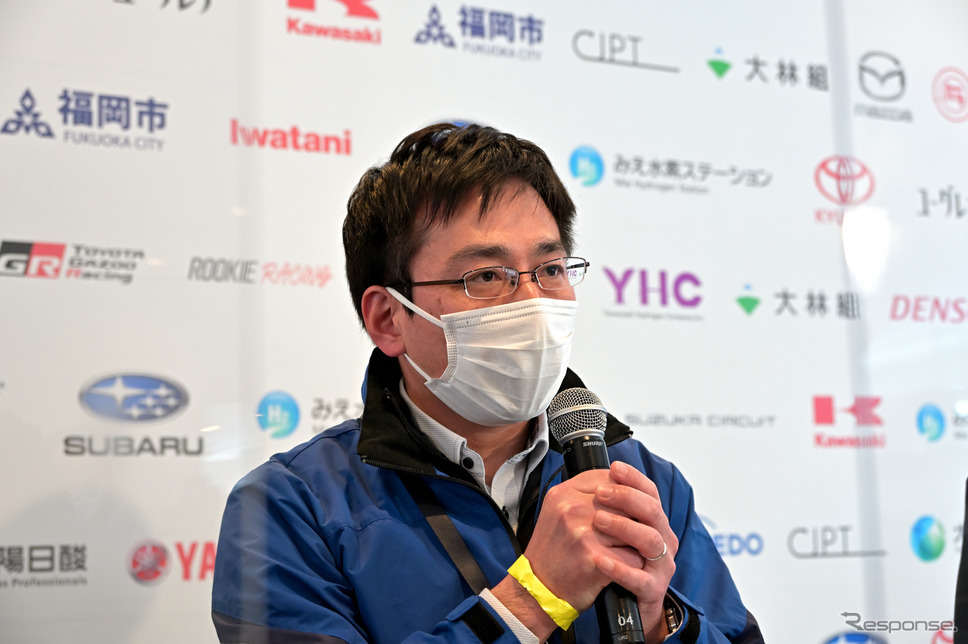 ラウンドテーブル《写真撮影 雪岡直樹》