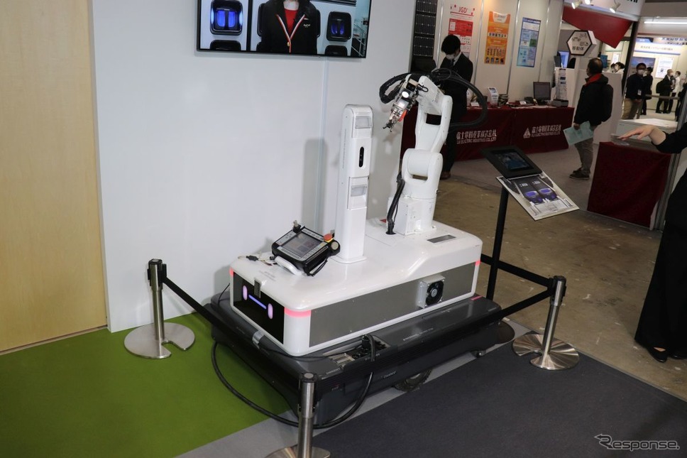 デンソーはモバイルバッテリー式のぶどう収穫ロボ（AGV）を開発≪撮影 中尾真二≫
