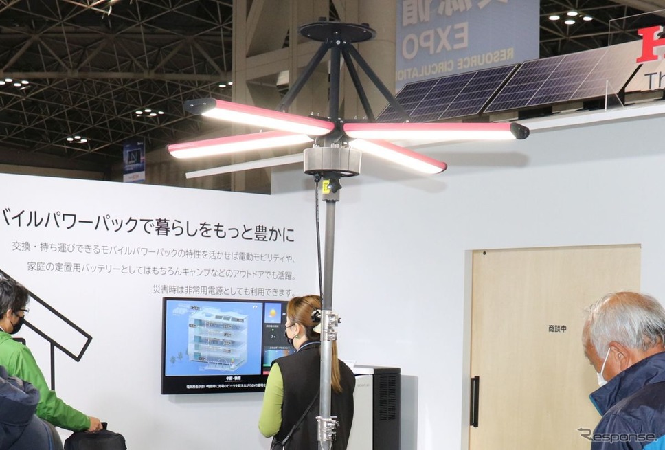 LED投光器。バッテリーのみで12時間前後の稼働も可能≪撮影 中尾真二≫