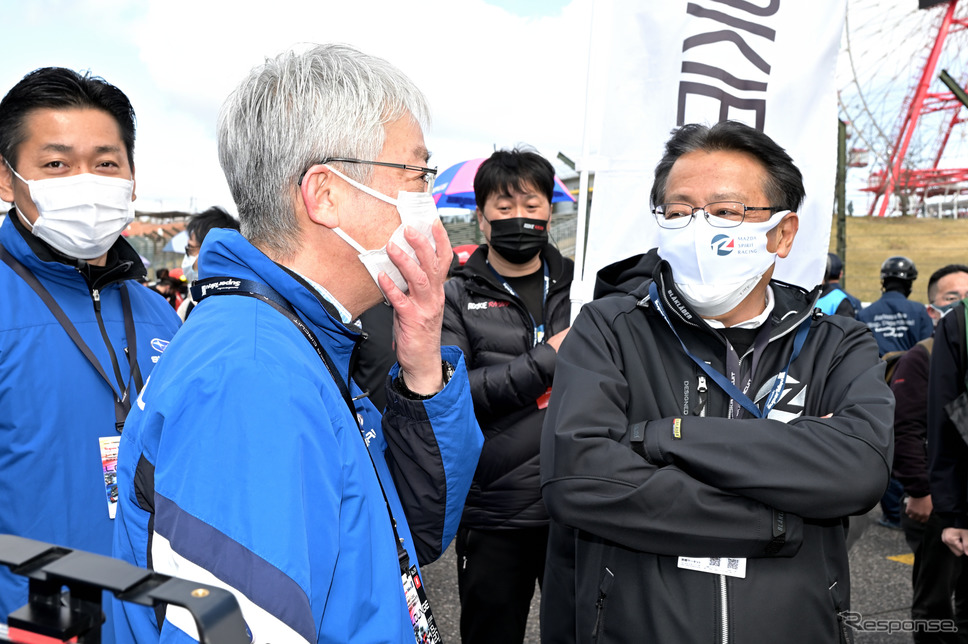 マツダ丸本社長とスバル中村社長がグリッドで談笑《写真撮影 雪岡直樹》