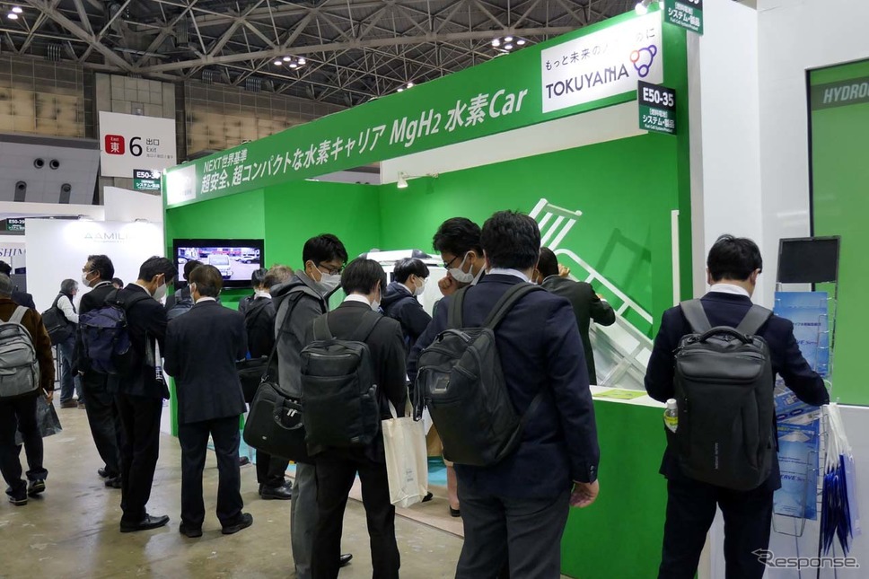 バイオコーク技研とトクヤマの共同ブースには常に来場者が絶えなかった《写真撮影 会田肇》