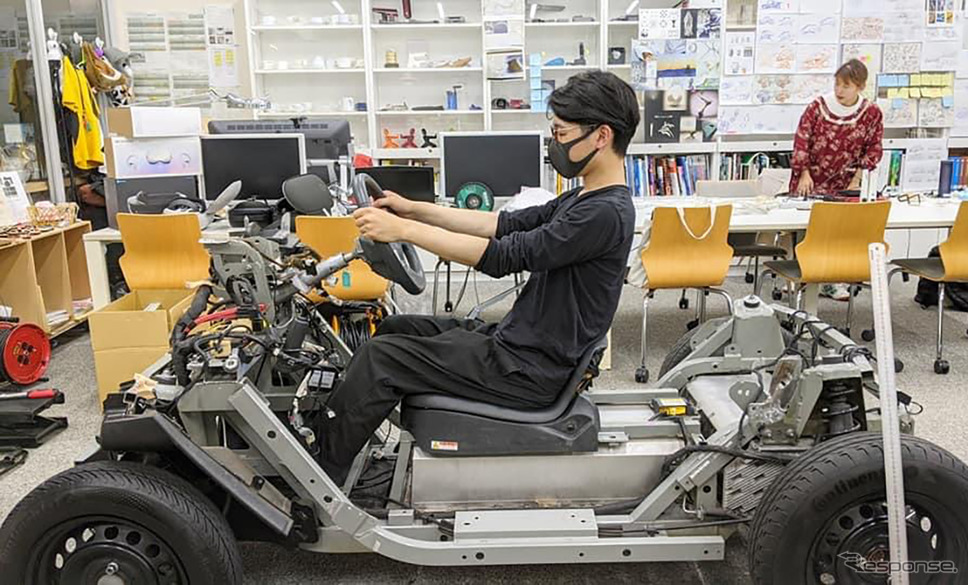 外装や骨格をすべて取り外し、新たにデザインしたアルミのフレームや樹脂パーツを取り付けた