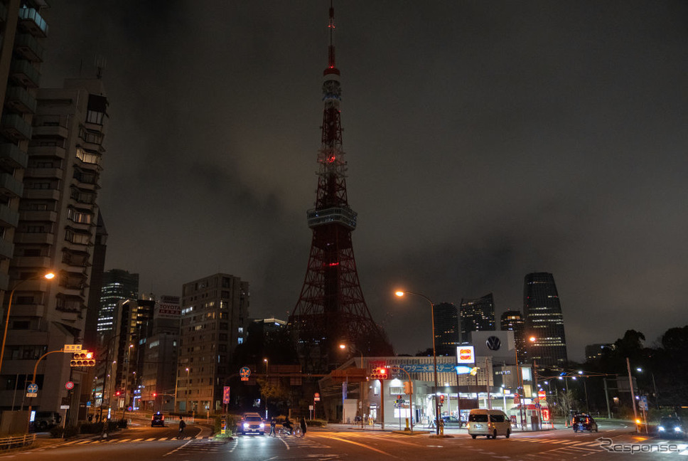 節電する東京：ライトアップを消灯した東京タワー（3月22日）《Photo by Carl Court/Getty Images News/ゲッティイメージズ》