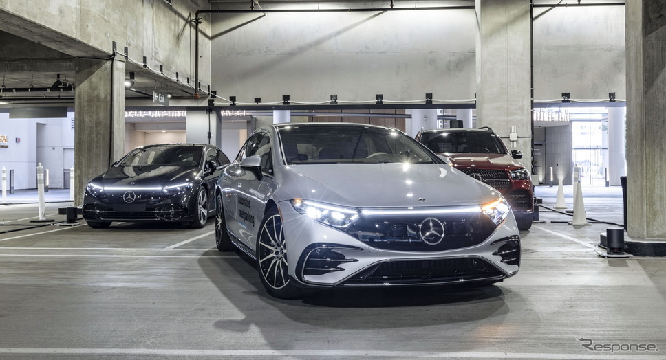 メルセデスベンツ EQS による自動バレーパーキング《photo by Mercedes-Benz》
