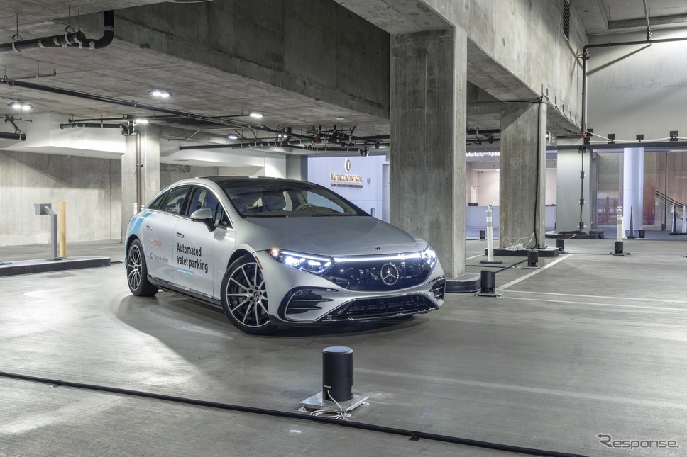 メルセデスベンツ EQS による自動バレーパーキング《photo by Mercedes-Benz》