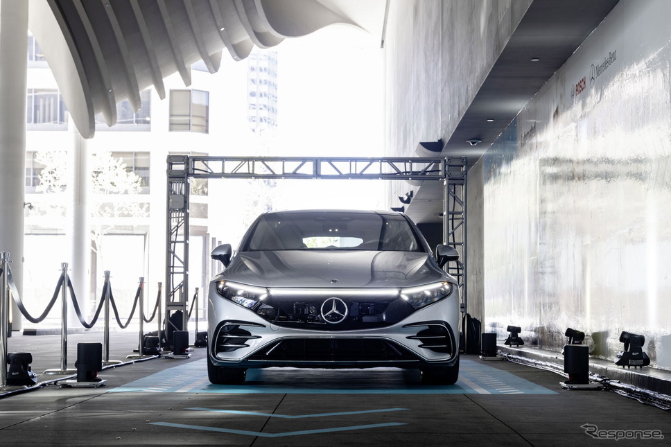 メルセデスベンツ EQS による自動バレーパーキング《photo by Mercedes-Benz》