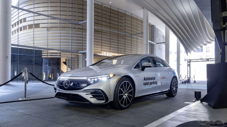 メルセデスベンツ EQS による自動バレーパーキング《photo by Mercedes-Benz》