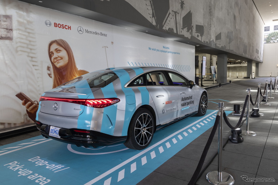 メルセデスベンツ EQS による自動バレーパーキング《photo by Mercedes-Benz》