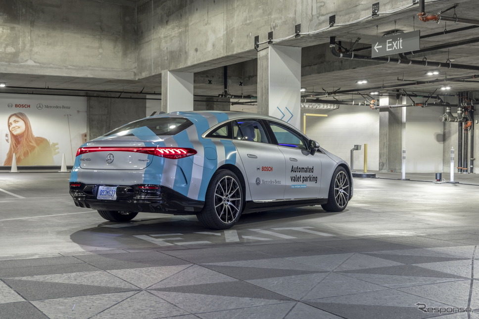 メルセデスベンツ EQS による自動バレーパーキング《photo by Mercedes-Benz》