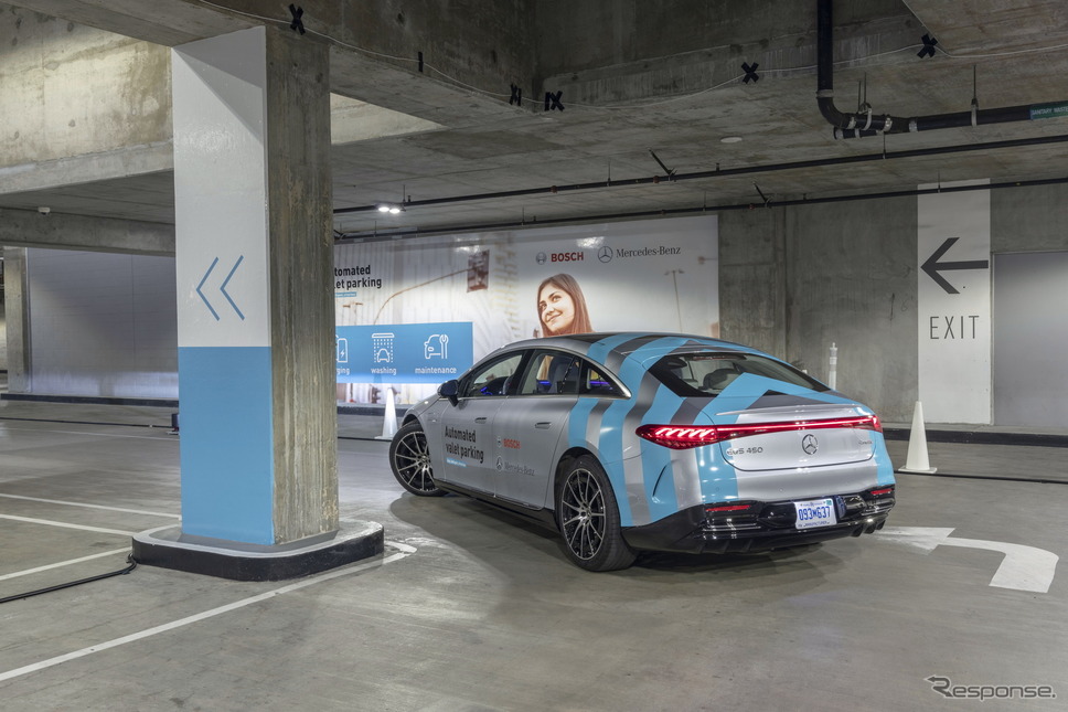 メルセデスベンツ EQS による自動バレーパーキング《photo by Mercedes-Benz》