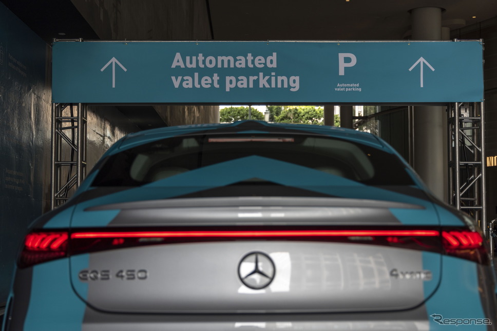 メルセデスベンツ EQS による自動バレーパーキング《photo by Mercedes-Benz》