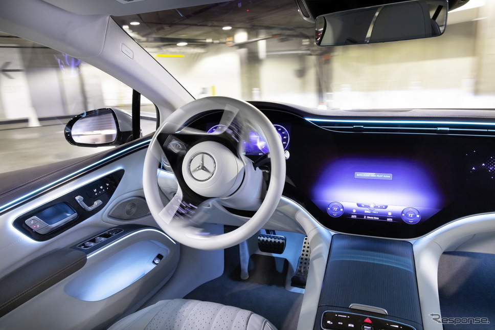 メルセデスベンツ EQS による自動バレーパーキング《photo by Mercedes-Benz》