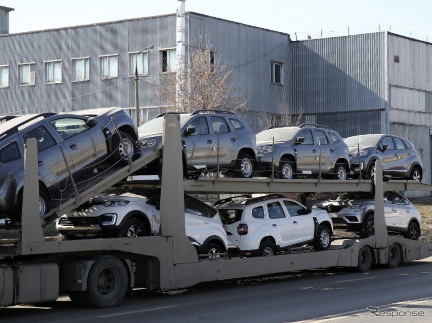 ルノーのモスクワ工場から出荷されるSUV(3月24日)《Photo by Konstantin Zavrazhin/Getty Images News/ゲッティイメージズ》