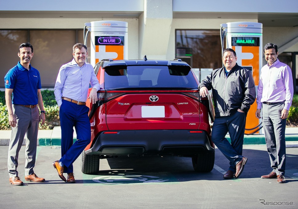 bZ4Xと充電器「ChargePoint HomeFlexLevel2」《photo by Toyota》