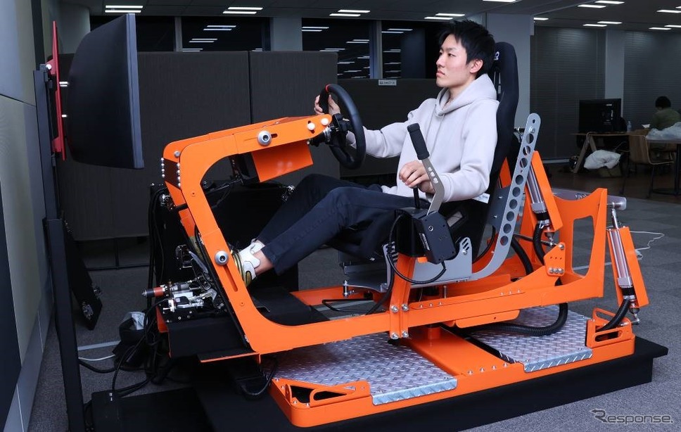 佐々木選手の「T3R Simulator」でのドライビング《写真提供 KDDI》