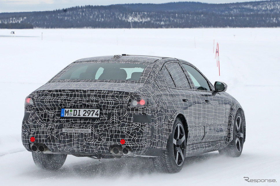 BMW M5 プロトタイプ(スクープ写真)《APOLLO NEWS SERVICE》