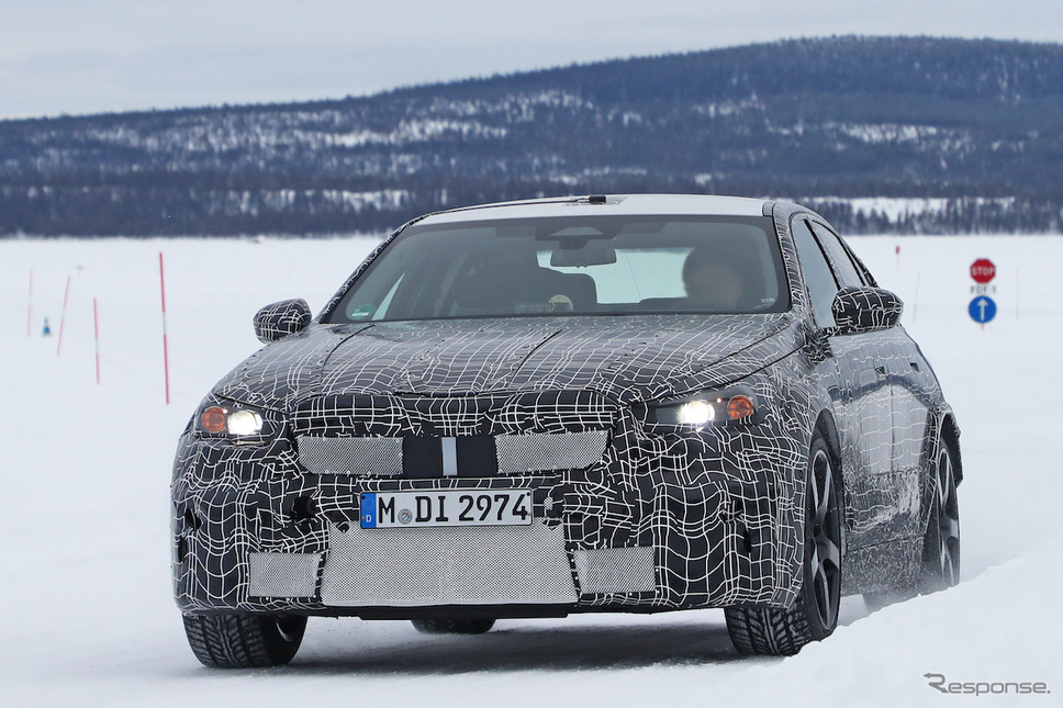 BMW M5 プロトタイプ(スクープ写真)《APOLLO NEWS SERVICE》