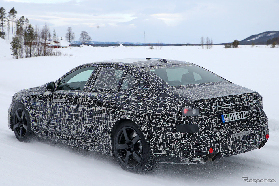 BMW M5 プロトタイプ(スクープ写真)《APOLLO NEWS SERVICE》