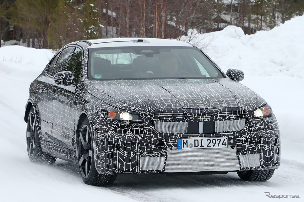 BMW M5 プロトタイプ(スクープ写真)《APOLLO NEWS SERVICE》