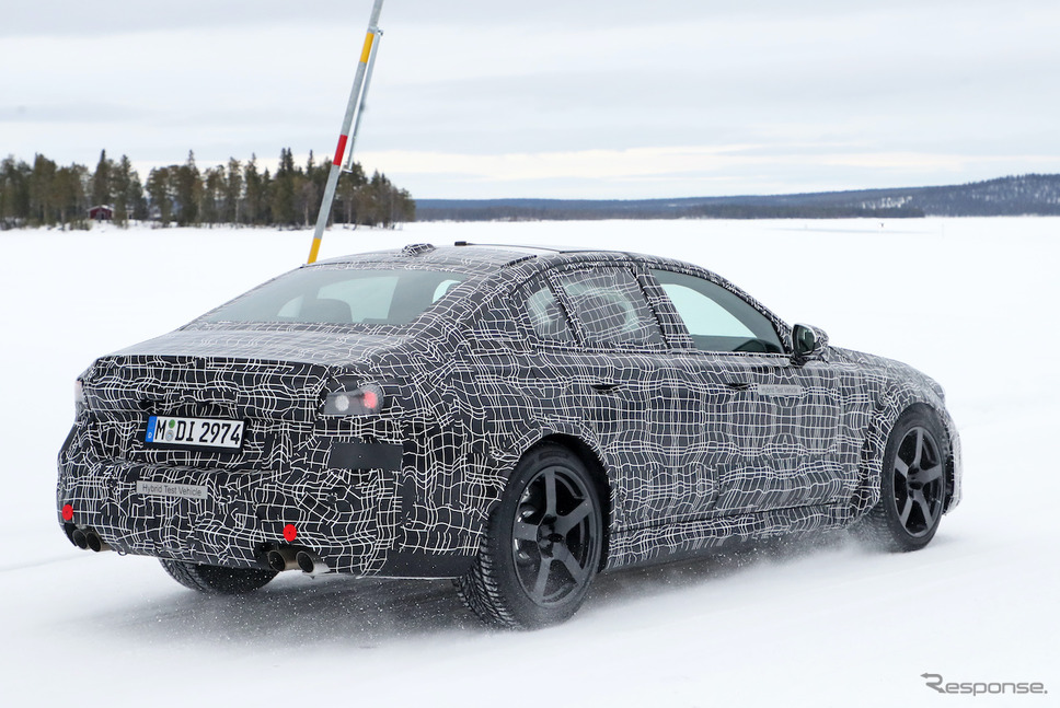 BMW M5 プロトタイプ(スクープ写真)《APOLLO NEWS SERVICE》