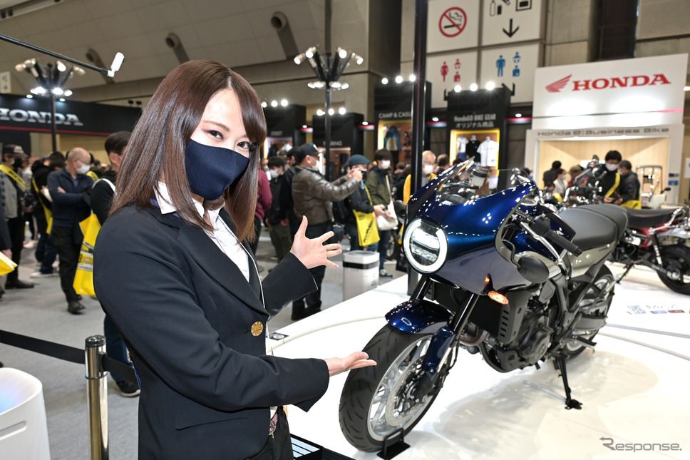 ホンダブースを取材する小鳥遊レイラさん(ことりちゃん)《写真撮影 雪岡直樹》