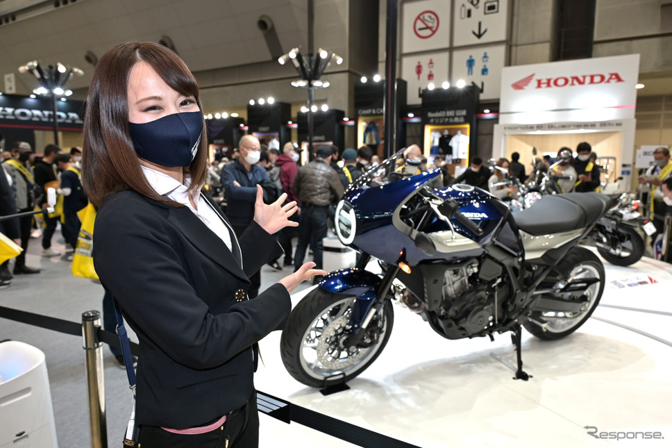 ホンダブースを取材する小鳥遊レイラさん(ことりちゃん)《写真撮影 雪岡直樹》