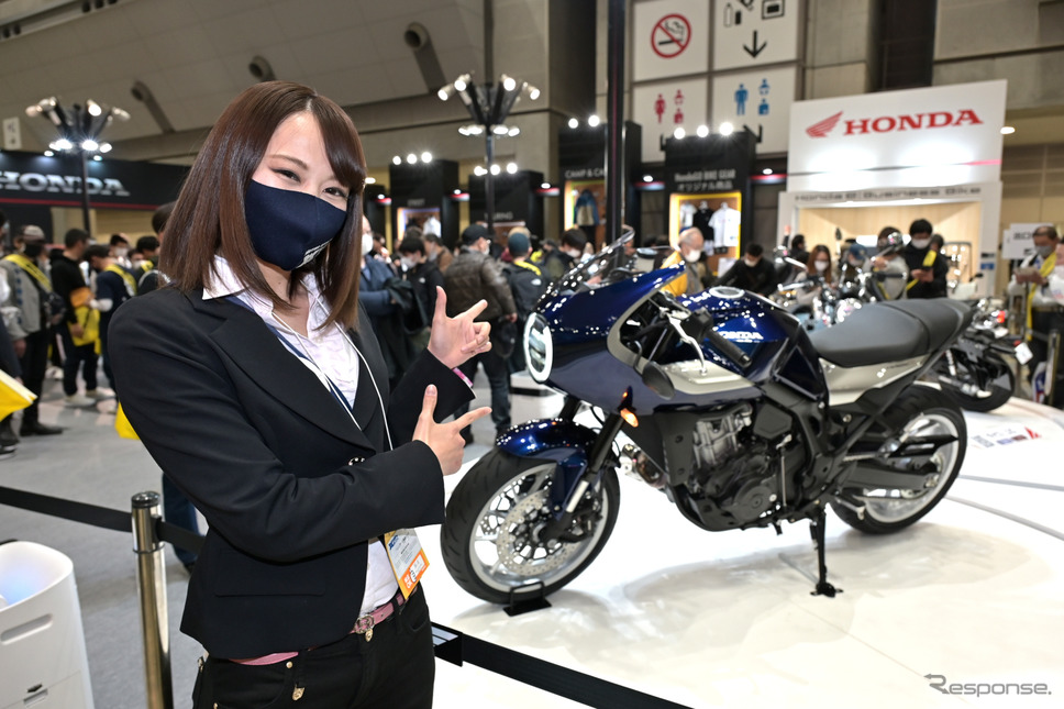 丸山浩氏とともにホンダブースを取材する小鳥遊レイラさん(ことりちゃん)。ホーク11とともに。《写真撮影 雪岡直樹》