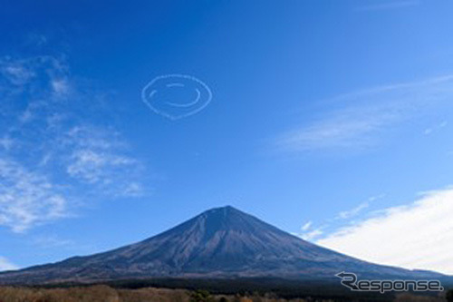 空に描いたニコちゃんマーク(c)LEXUS PATHFINDER AIR RACING Yusuke Kashiwazaki(c)Taro Imahara PATHFINDER
