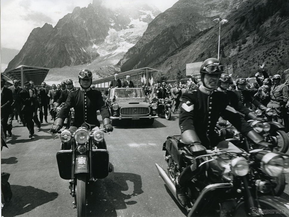 イタリア大統領を護衛するコラッツィエリ連隊（1959年）《写真提供 ピアッジオグループジャパン》