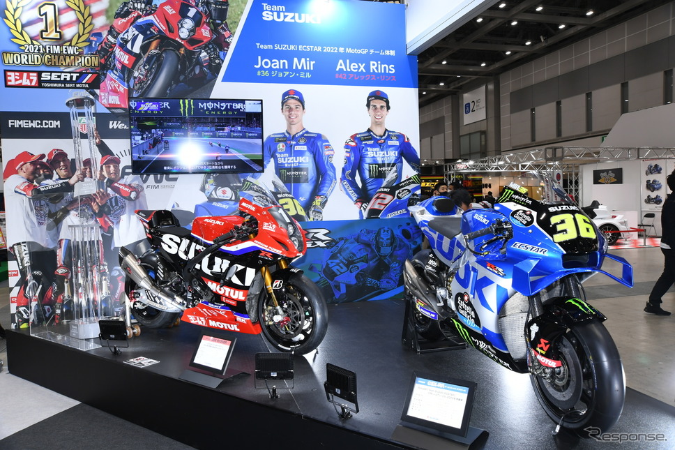 2021年FIM 世界耐久選手権 チャンピオン車両の「GSX-R1000R」と2022年MotoGP参戦車両の「GSX-RR」《写真撮影 安藤貴史》