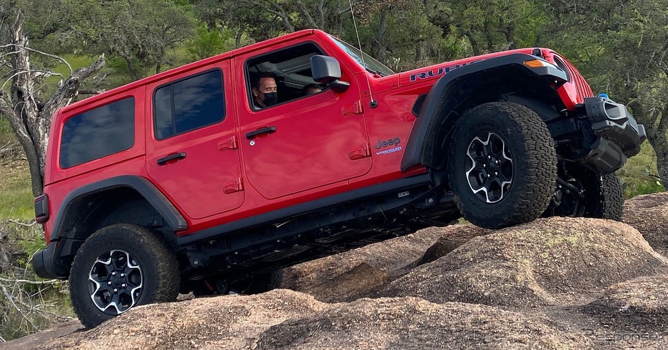 設計を共有する2.0リットル直列4気筒ガソリンターボエンジンを搭載するジープ・ラングラー《photo by Jeep》
