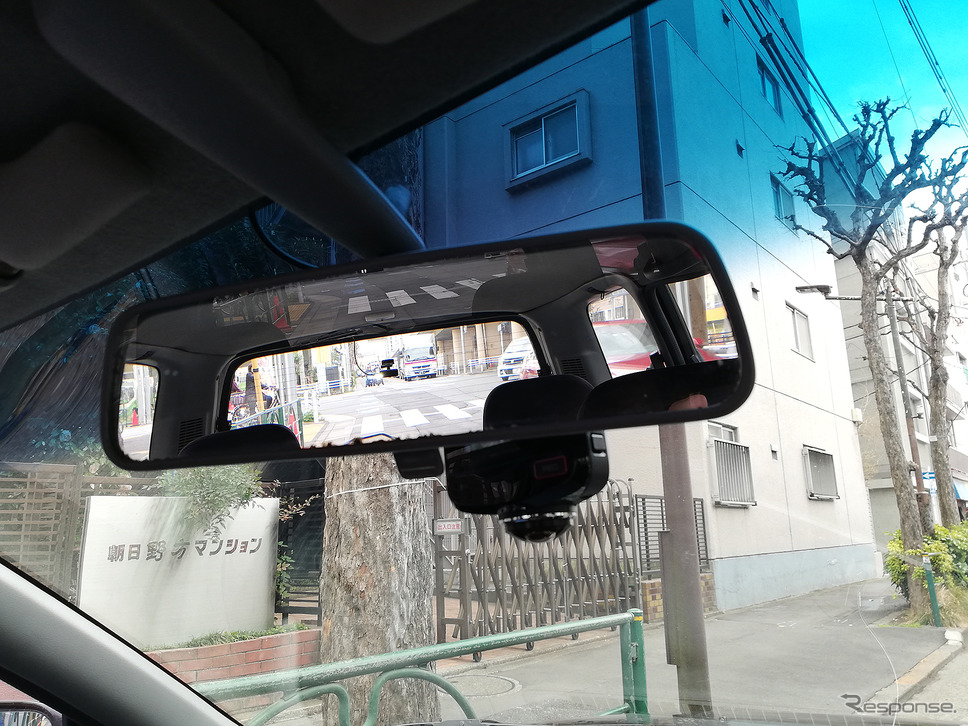 できるだけ視界に入らないようにするためルームミラーの裏に配置したのだが……《PHOTO:諸星陽一》
