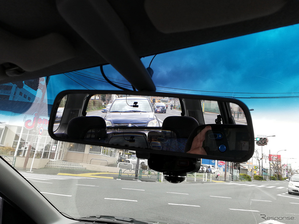 リヤカメラ画像時のルームミラー画像 カメラよりは後続車が近く感じる《PHOTO:諸星陽一》