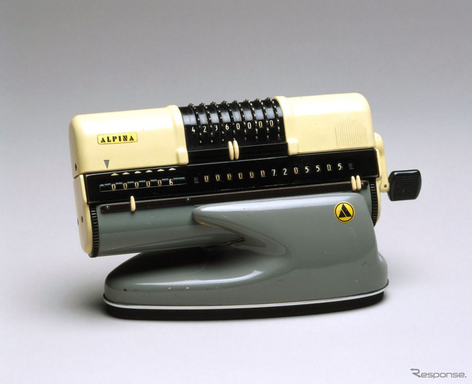 アルピナの機械式計算機(1960年ごろ)《Photo by SSPL/ゲッティイメージズ》