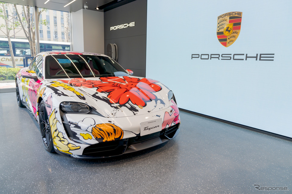 店内には、アーティスト SHUN SUDOとコラボレーションしたスポーツEV『タイカン』のアートカーが展示されていた。《写真撮影 関口敬文》
