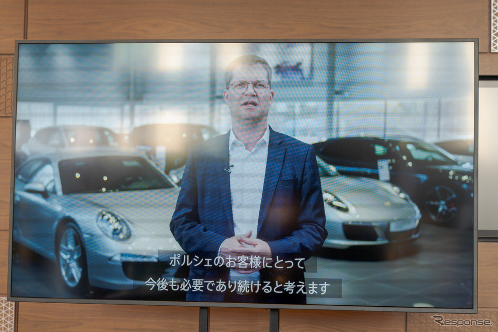 ポルシェホールディングスGmbHの取締役ライナー・シュロール氏はビデオレターでコメントした。《写真撮影 関口敬文》