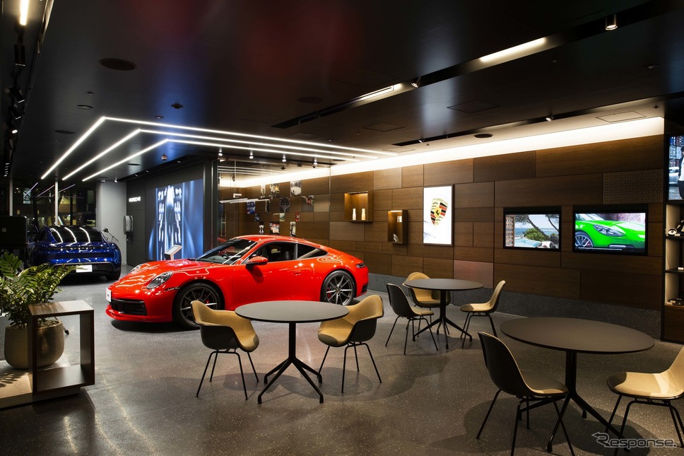 実車を見ることもでき、打ち合わせができるスペースも用意。気軽に店内に入ってゆっくりとくつろげる空間を目指しているとのこと。《写真提供 ポルシェジャパン株式会社》