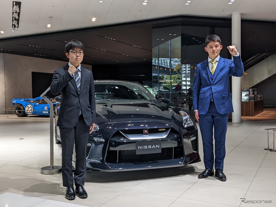 GT-Rを前に技能五輪への挑戦と入社後の抱負を語るツ津村康史郎さん(右)と山下大空さん《写真撮影 家本浩太》