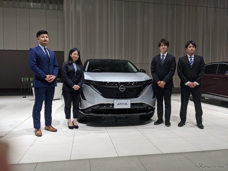 オンライン入社式を企画したメンバー(右から)村野秀造さん、堤光司さん、柿崎有美さん、斎藤俊輝さん《写真撮影 家本浩太》